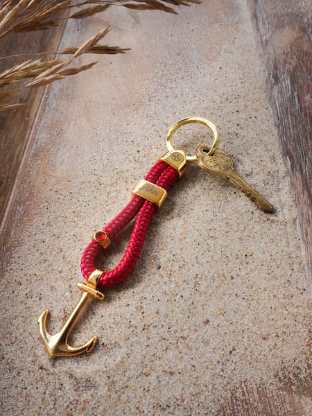 Ankerglücksherz-Anhänger Red Sunset ist ein atemberaubendes Schmuckstück, das mit seinem leuchtenden roten Farbton und seinem einzigartigen Design alle Blicke auf sich zieht.