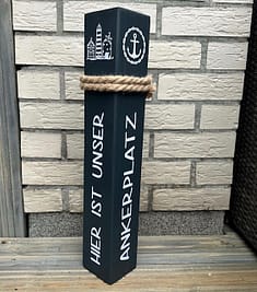 Handgefertigte maritime Dekosäule Individueller Wunschtext möglich Maritime Motive mit Anker und Tau Hochwertige Holzverarbeitung Ideal für Wohnbereich, Flur oder Ferienhaus Perfekt als Geschenk für Meerliebhaber Handgefertigte Holzsäule Maße: 10x10x50 cm Anthrazit lackiertes Holz Vinylbeschriftung in Weiß Handgefertigte maritime Dekosäule aus Holz mit Wunschtext. Individuell gefertigt und ideal als Küstendeko oder Geschenk für Meerliebhaber.