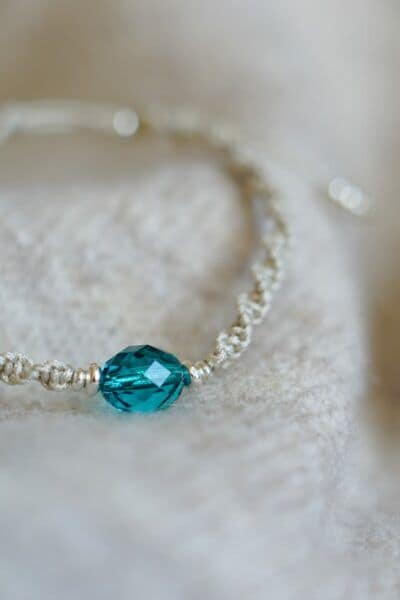 Malkramee-Armband mit hellblauem Kristall von Lil Something